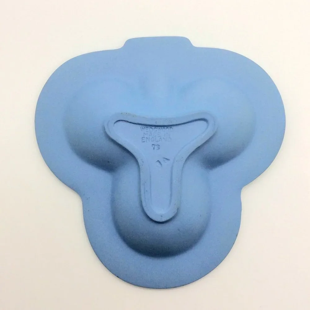 Vintage Wedgwood Blue Jasperware Neoclassical Clover Shaped Trinket Tray - Picture 6 of 7